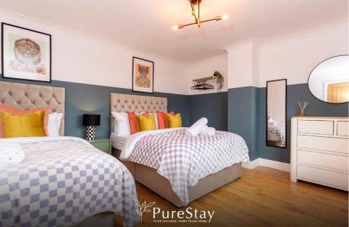 North Bitchburn House | Stunning Bishop Auckland House with 5-bedrooms & 8 Beds Sleeps 12 with Free Parking by PureStay
