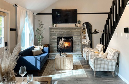 Tobyhanna Cottage | Stunning Blue Pine Cottage- King Bed!