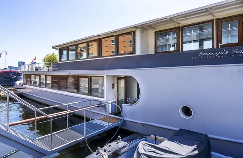 Eastern Docklands Boat Rental | Stunning boat with a view - luxurious with sauna
