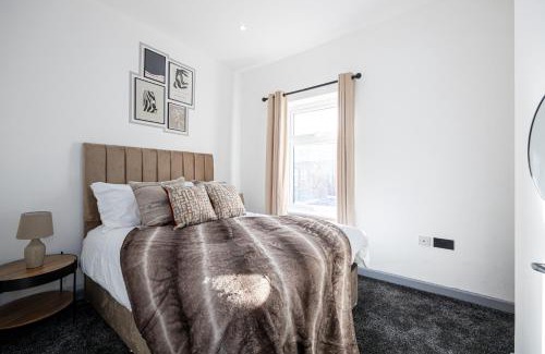 Bolton House | Stunning Bolton Abode - Cinema Experience - Parking