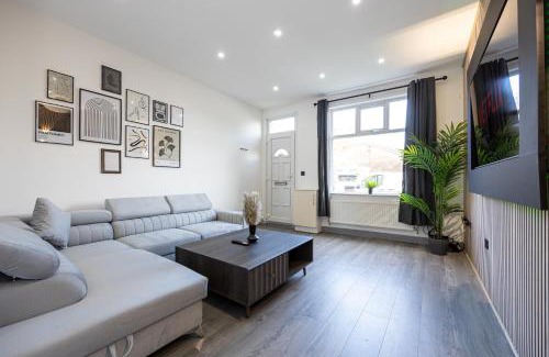 Bolton House | Stunning Bolton Abode - Cinema Experience - Parking