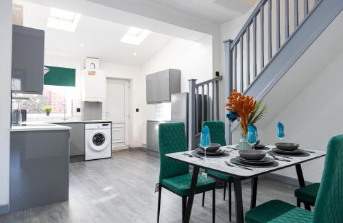 Bolton House | Stunning Bolton Abode - Cinema Experience - Parking