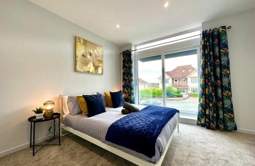 Poole House | Stunning Brand New House - Sleeps 6 - Free Parking - Great Location - Fast WiFi - Smart TV - Close to Poole & Bournemouth & Sandbanks