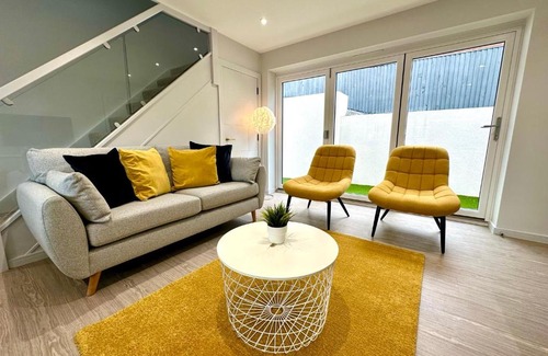 Poole House | Stunning Brand New House - Sleeps 6 - Free Parking - Great Location - Fast WiFi - Smart TV - Close to Poole & Bournemouth & Sandbanks