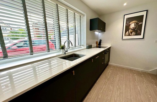 Poole House | Stunning Brand New House - Sleeps 6 - Free Parking - Great Location - Fast WiFi - Smart TV - Close to Poole & Bournemouth & Sandbanks