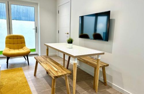 Poole House | Stunning Brand New House - Sleeps 6 - Free Parking - Great Location - Fast WiFi - Smart TV - Close to Poole & Bournemouth & Sandbanks