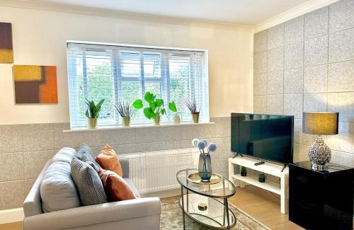 Ealing Broadway Apartment | Stunning Business Travellers Studio En-Suite Bathroom Garden view