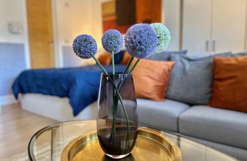 Ealing Broadway Apartment | Stunning Business Travellers Studio En-Suite Bathroom Garden view