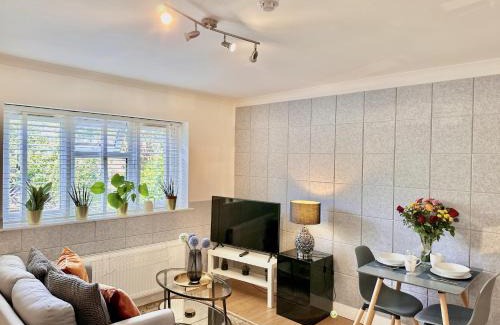 Ealing Broadway Apartment | Stunning Business Travellers Studio En-Suite Bathroom Garden view