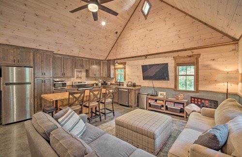 Rising Fawn Cabin | Stunning Cabin Getaway w/Private Hot Tub!