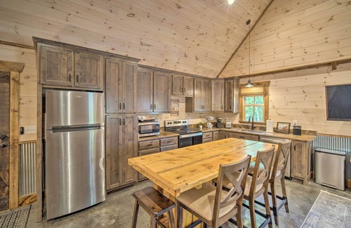 Rising Fawn Cabin | Stunning Cabin Getaway w/Private Hot Tub!