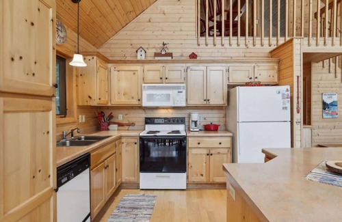 Spooner House | Stunning Cabin on Big McKenzie