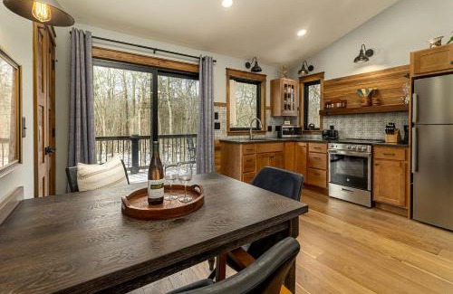 Carbondale House | Stunning Cabin with Spa Perfect for Outdoor Sports in Carbondale, Illinois