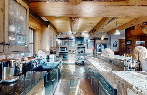 Leadville House | Stunning Cabin with wifi, mountain views, private hot tub & secluded location