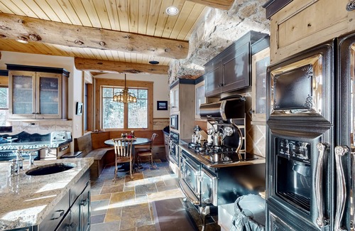 Leadville House | Stunning Cabin with wifi, mountain views, private hot tub & secluded location