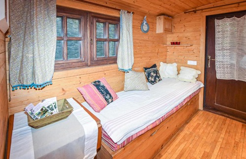 Gigondas Other | Stunning caravan in Gigondas with 1 Bedrooms and WiFi