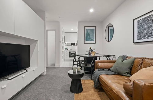 Carlton South Apartment | Stunning CBD Apartment | Amazing Views + Parking!