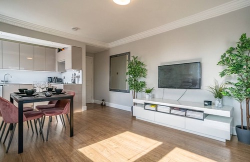 West End Apartment | Stunning City Centre Apartment with Swimming Pool & Parking