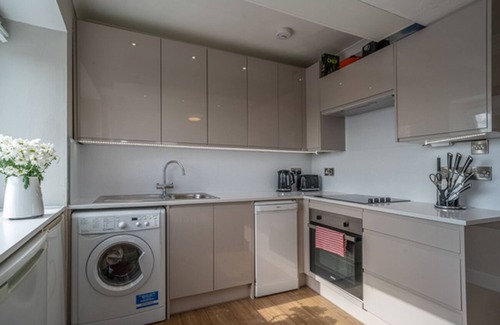 West End Apartment | Stunning City Centre Apartment with Swimming Pool & Parking