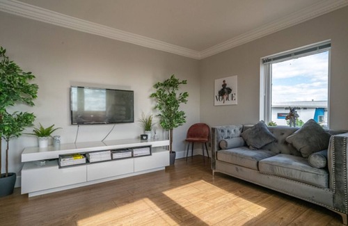 West End Apartment | Stunning City Centre Apartment with Swimming Pool & Parking