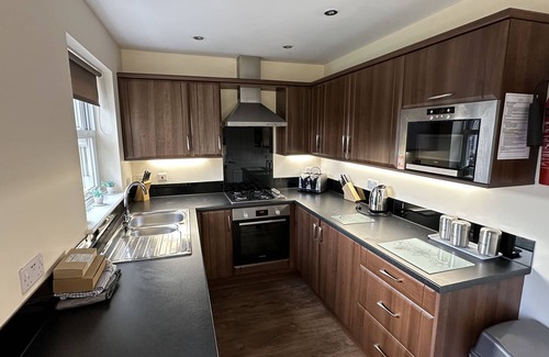 Filey Apartment | Stunning Coastal Cottage - Sleeping 8 in 4 Bedrooms - Pool and Beach Access Included.