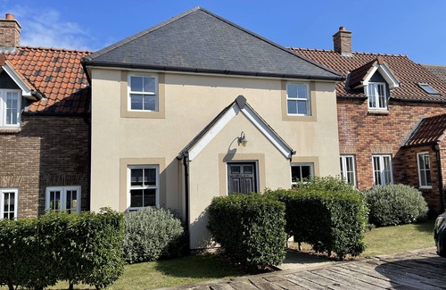 Filey Apartment | Stunning Coastal Cottage - Sleeping 8 in 4 Bedrooms - Pool and Beach Access Included.