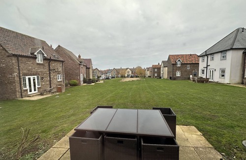 Filey Apartment | Stunning Coastal Cottage - Sleeping 8 in 4 Bedrooms - Pool and Beach Access Included.