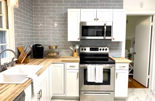 Thunderbolt House | Stunning Coastal Charmer Near Downtown and Beach