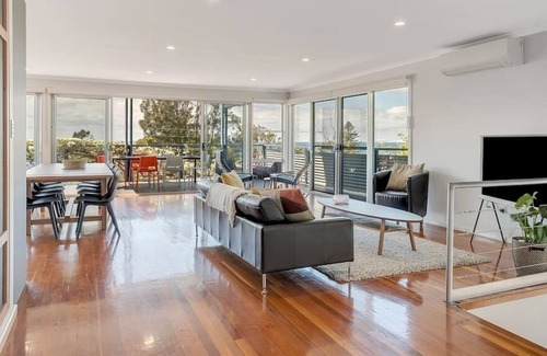 Wombarra House | Stunning Coastal Home / Views / 1 Hour From Sydney