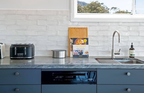Wombarra House | Stunning Coastal Home / Views / 1 Hour From Sydney