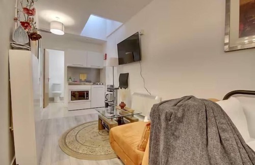Portsmouth Apartment | Stunning Compact Studio in Portsea
