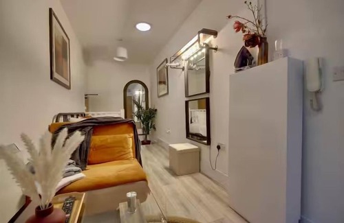 Portsmouth Apartment | Stunning Compact Studio in Portsea