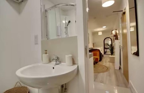 Portsmouth Apartment | Stunning Compact Studio in Portsea