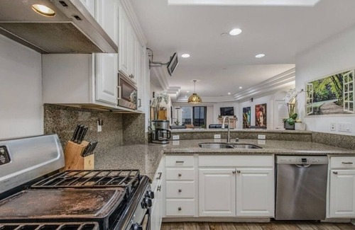 Studio City Condo | Stunning, contemporary, centrally, located Studio City Condo