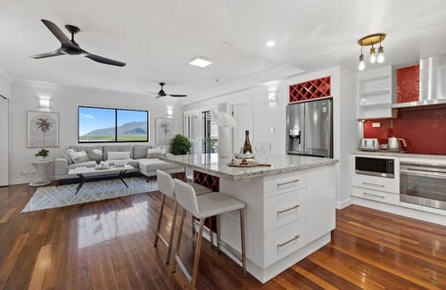 Cairns Central Business District Apartment | STUNNING COSTAL 3 BEDROOM APARTMENT IN CAIRNS CBD