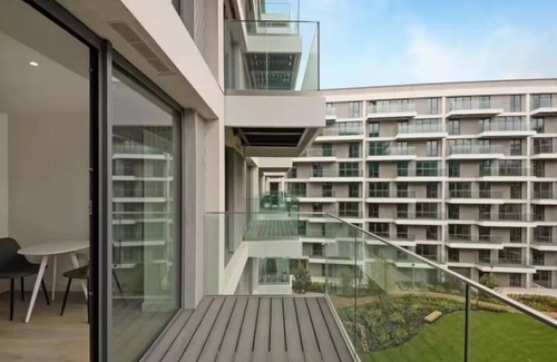 Docklands Apartment | Stunning Cosy Stu-Apartment with Pool Spa & Gym by Canary Wharf & Central London