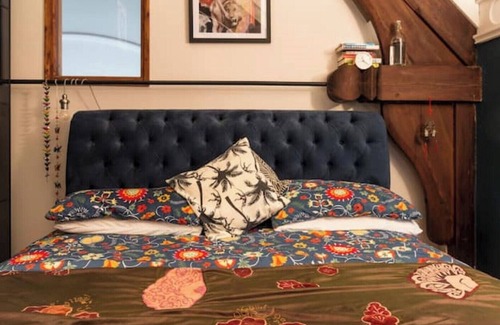 Malmesbury House | Stunning Cotswolds Chapel - Sleeps 10+