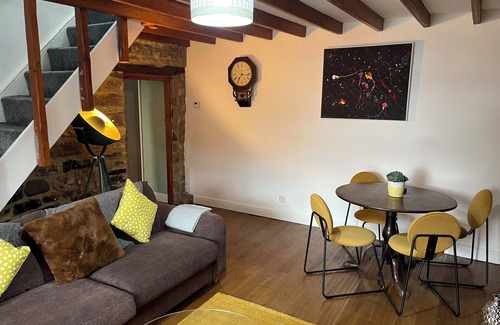 Frosterley Cottage | Stunning Cottage with Log Burner-King Bed-Parking-Wifi-Dog Friendly