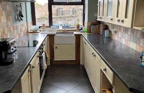 Frosterley Cottage | Stunning Cottage with Log Burner-King Bed-Parking