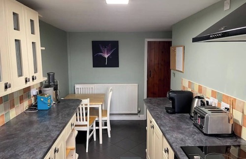 Frosterley Cottage | Stunning Cottage with Log Burner-King Bed-Parking