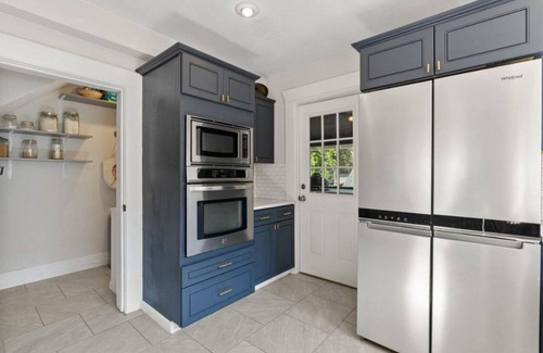 Manito House | Stunning craftsman with Pizza Oven, Hot tub, EV charging, Gym and Game Room