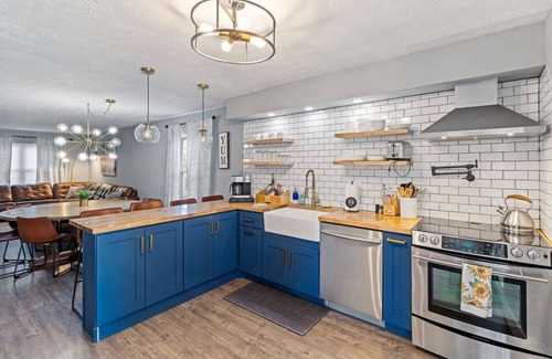 Jeffersonville House | ☆Stunning Derby Home☆ 5 KING BEDS, HOT TUB,FIREPIT