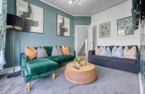 Southsea House | Stunning Design 3-Bedroom Townhouse Retreat in Southsea, Sleeps 8, Chic and Spacious with Free Parking Permit, WORK CONTRACTORS SPECIAL OFFER AVAILABLE! - by Blue Puffin Stays