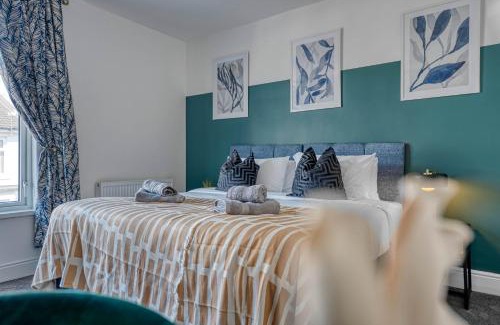 Southsea House | Stunning Design 3-Bedroom Townhouse Retreat in Southsea, Sleeps 8, Chic and Spacious with Free Parking Permit, WORK CONTRACTORS SPECIAL OFFER AVAILABLE! - by Blue Puffin Stays