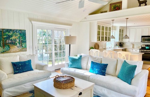 Lakeside Cottage | Stunning designer cottage just 2 blks to private beach.! Sleeps 8.