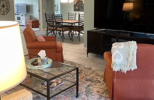 Virginia Trace House | Stunning Designer Pool Home,: Spa, Golf View, Golf Cart, Walk to Square
