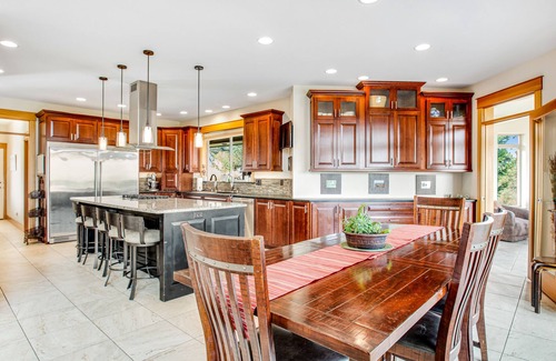 Orondo House | Stunning dog-friendly home with lovely patio/balcony & sunroom