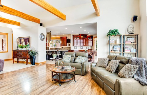 Orondo House | Stunning dog-friendly home with lovely patio/balcony & sunroom