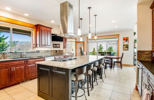 Orondo House | Stunning dog-friendly home with lovely patio/balcony & sunroom