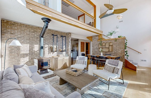 Alexander House | Stunning Dog-friendly Mountain Retreat with 4 BR and views